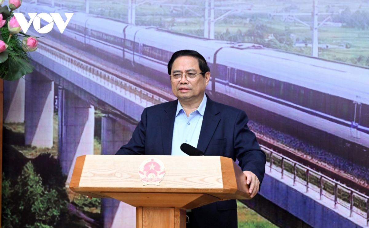 PM urges unified and self-reliant development of railway industry